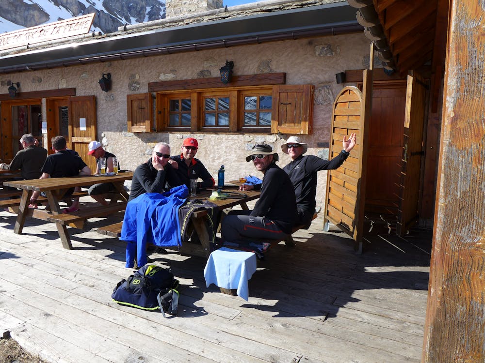 Relaxing after skiing at the Roc de la Pêche hut.