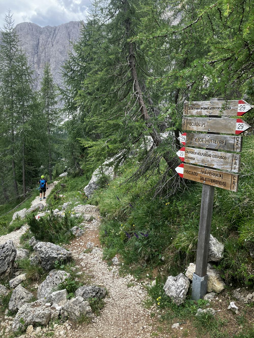 The trail leading towards the via ferrata