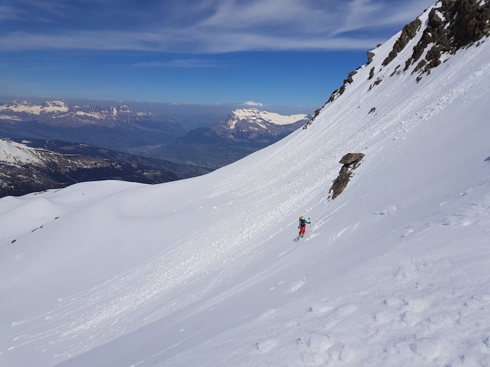 Skirting round the S side of Tre la Tete summit