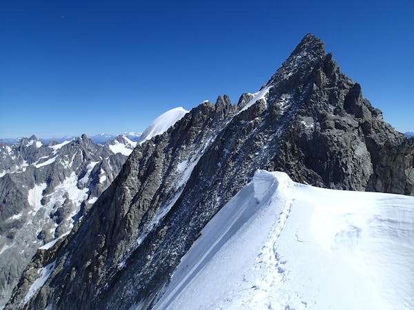 High, Long and Serious : Traverse 5 Tough Alpine 4000ers