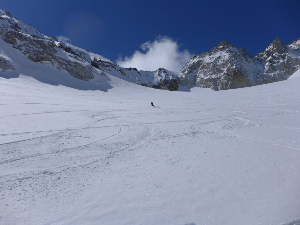 Skiing down from the Col du Moine