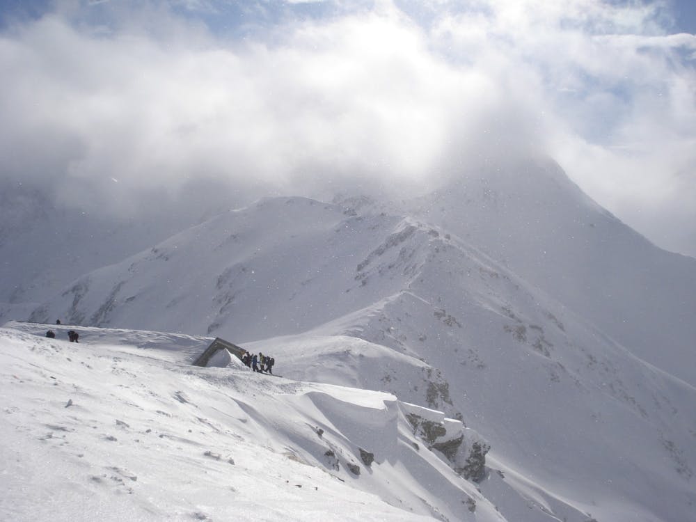 vAu sommet du Pazolastock (2740m) : la cabane, le Martschallstock, et dans les nuages le Rossbodenstock