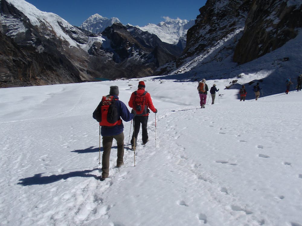 Descending the snow on the far side of the Cho La