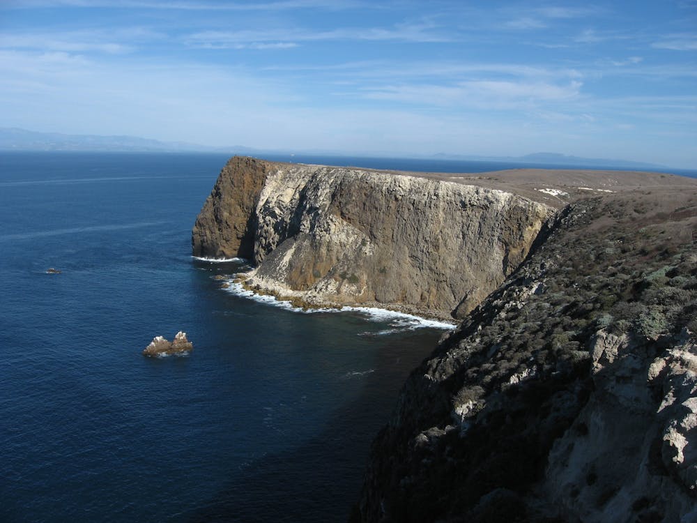 Sea cliffs along North Bluff Trail