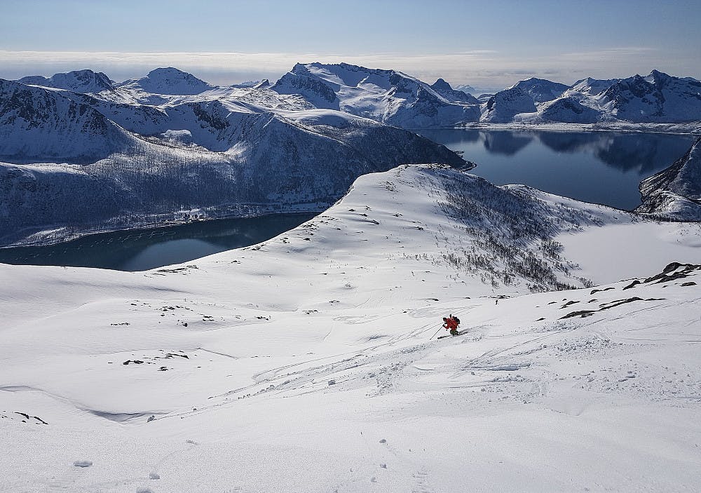 Skiing down the South slopes from Høgstakkstinden, Photo @Sondre Kvambekk