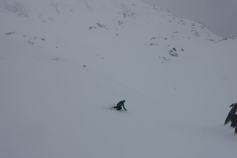 Playing with the aspect of the descent, it's usually possible to find good snow here.