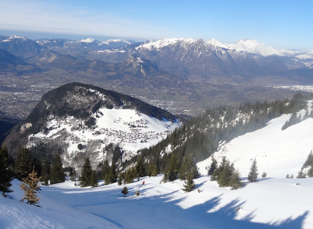 Beautiful powder on the upper section of the descent, with Romme village visible below.