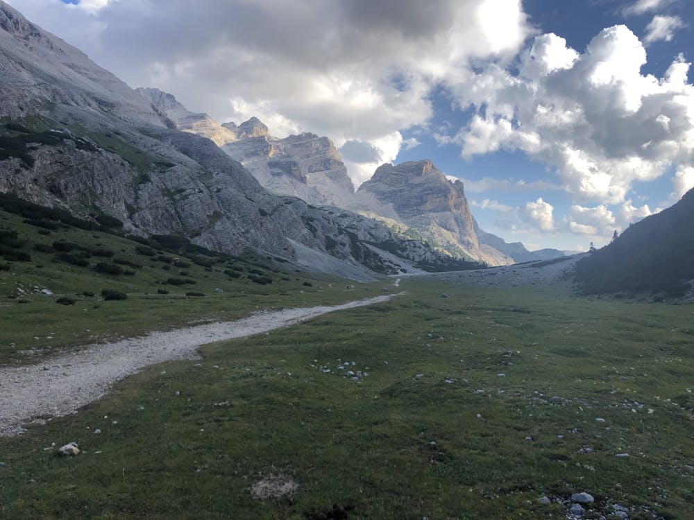 Sentiero verso Col de Locia e Capanna Alpina