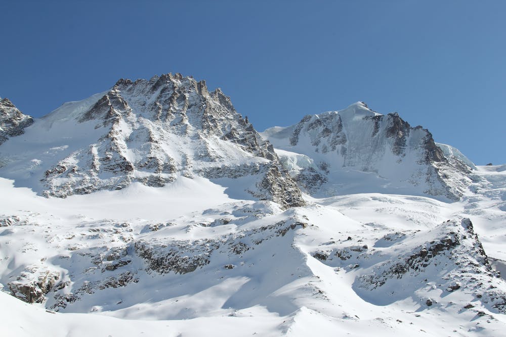 The peaks viewed from the Chabod hut. The routes goes left to right.