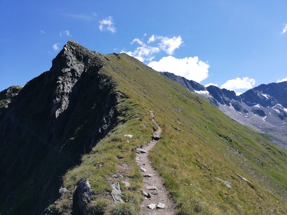 Looking up at the Popbergschneide ridge from the col