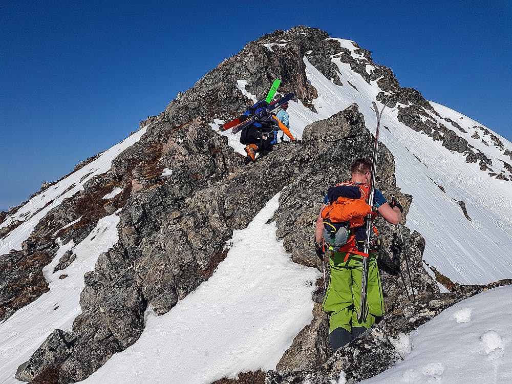 The scrambling up on the S ridge of Bretinden, Photo@Sondre Kvambekk