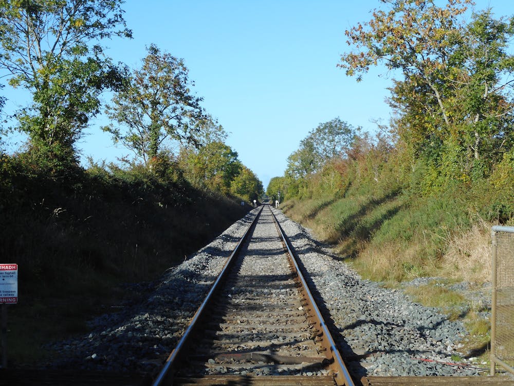 La ferrovia di Mallow che attraversa la strada di campagna