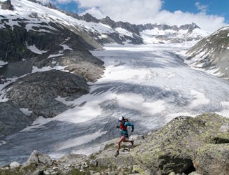 Trailrunning beside the Rhône Glacier
