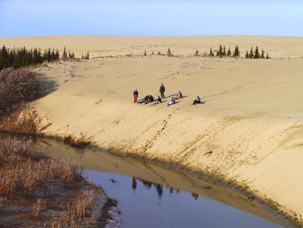Hikers at the edge of the dunes