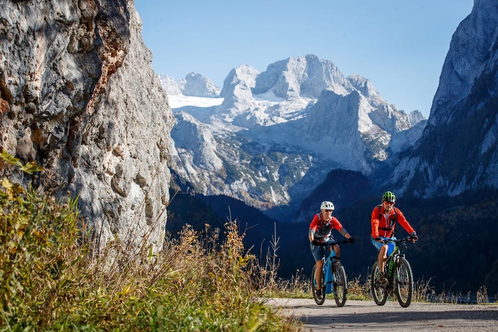 Mountainbiking in front of glaciers and lakes