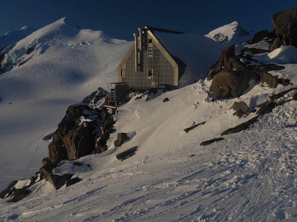 Looking at the Kelman Hut with Mount Alymer in the distance