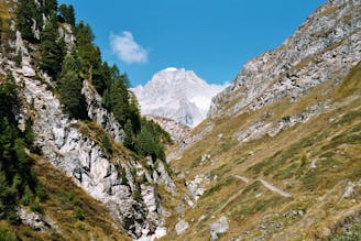 Approach to the Rothorn Hut