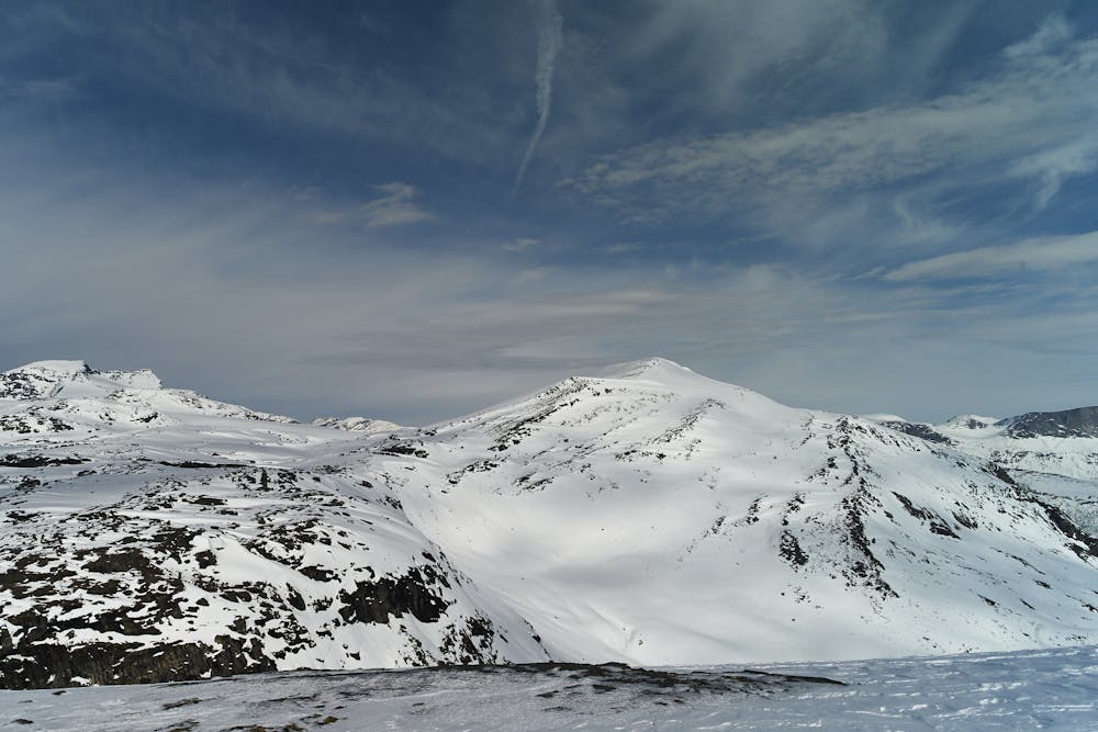 View to Gangnesaksla from Meraftestinden (1350 m). The route follows the prominent ramp. 