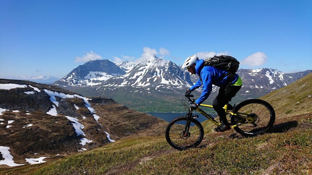 Eivind is enjoying the downhill from Gjøvarden