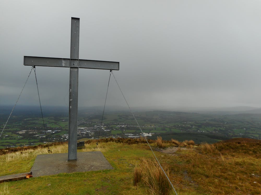 La croce che segna la vetta del monte Claragh
