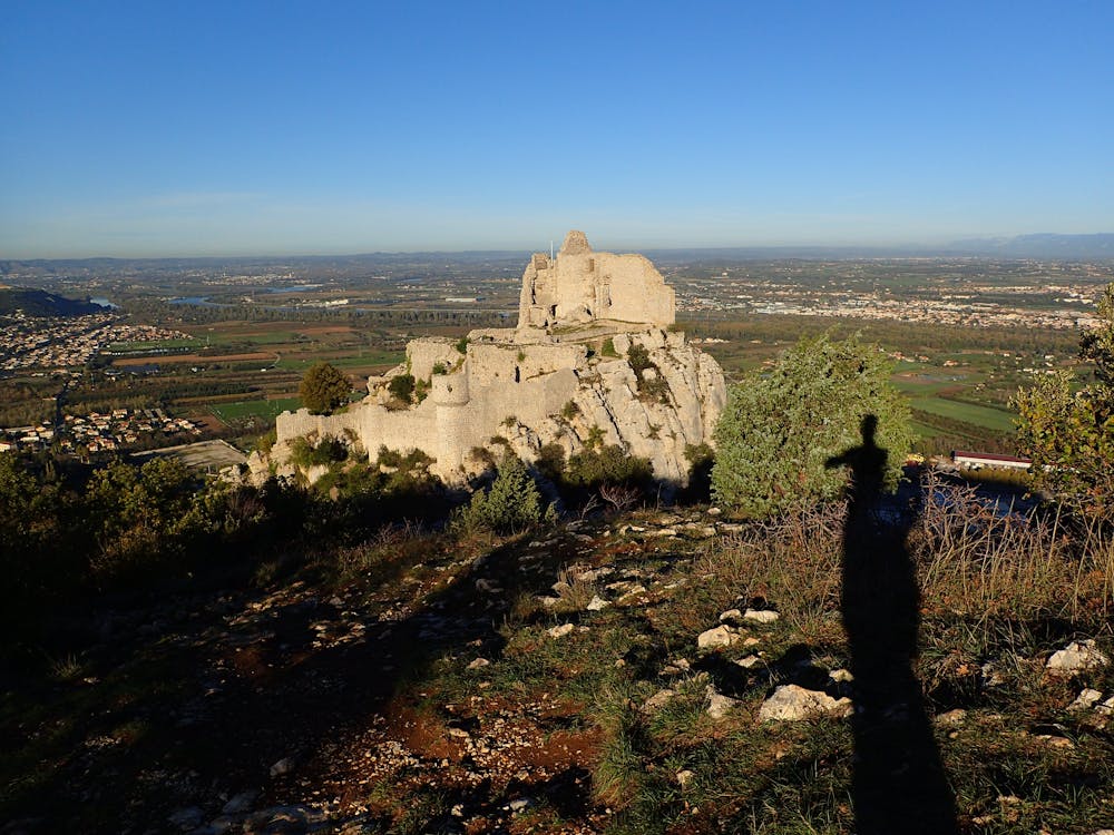 Le chateau de Crussol domine la vallée du Rhône
