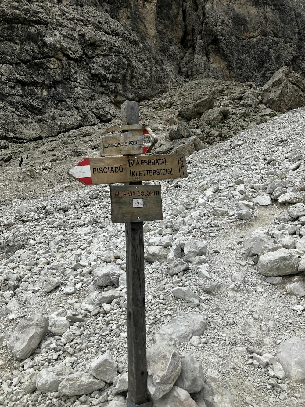 Turn right here for the hiking path up to Rif. Pisciadu, turn left for the via ferrata