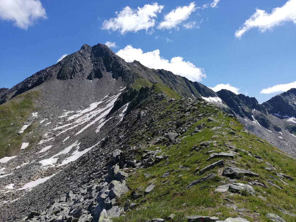 The final section of the Popbergschneide ridge with the Ahornspitze visible behind.