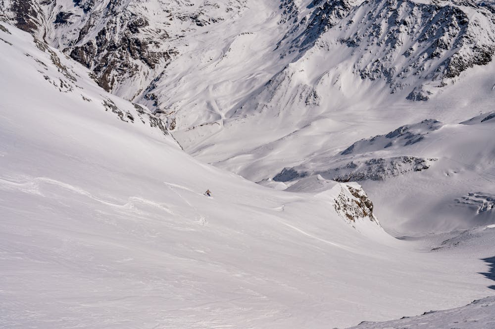 Manu finishing the South East first slope before entering the North East couloir