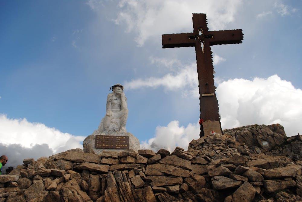 Statua del Cristo Pensante e la Croce sulla cima del Monte Castellazzo