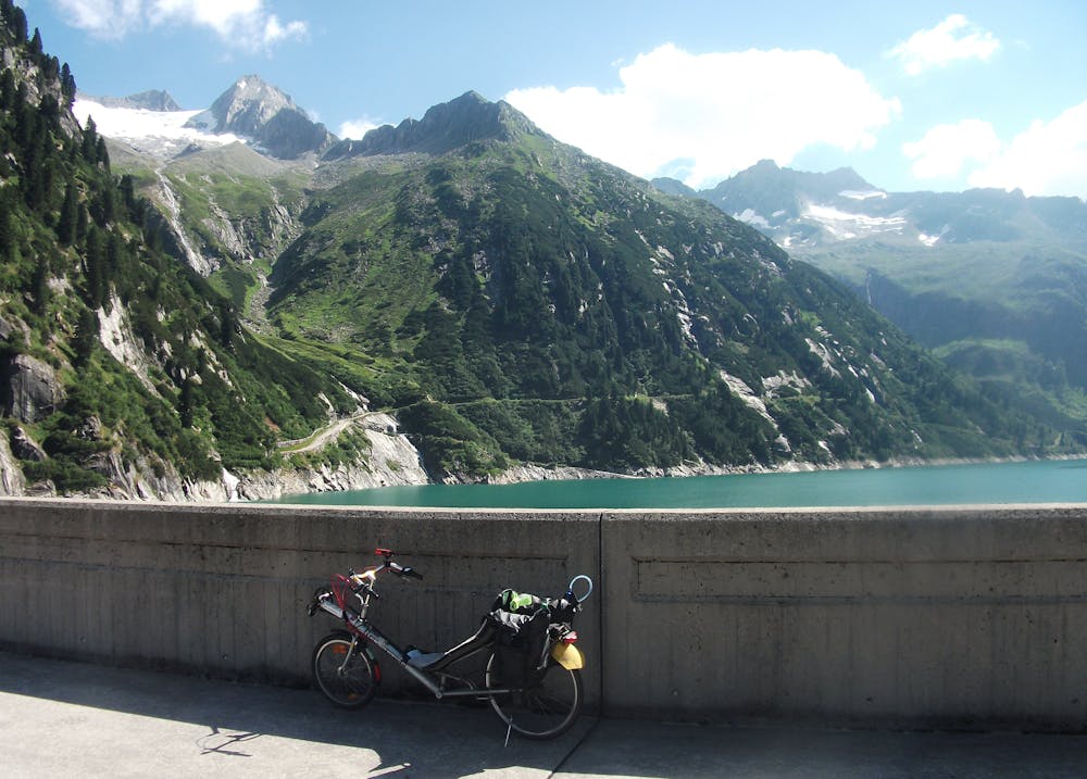 At the dam with the lake and the peaks around the Reichenspitze visible in the background.