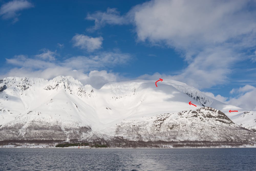 Store Kågtinden from the west, with the ascent route indicated. 