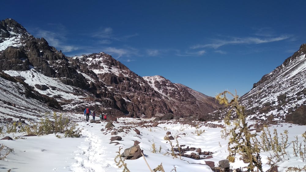 Photo from Ouanoukrim Timesguida (4088 m) et Ras (4083 m) depuis le refuge du Toubkal