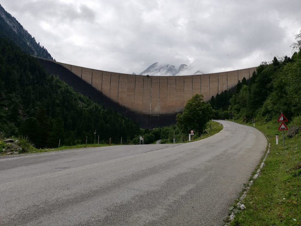 The dam looming above the final section of the climb.