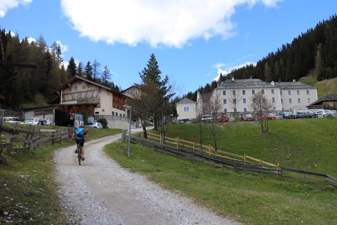 5 Easy, Beautiful Bikes Rides Near Innsbruck