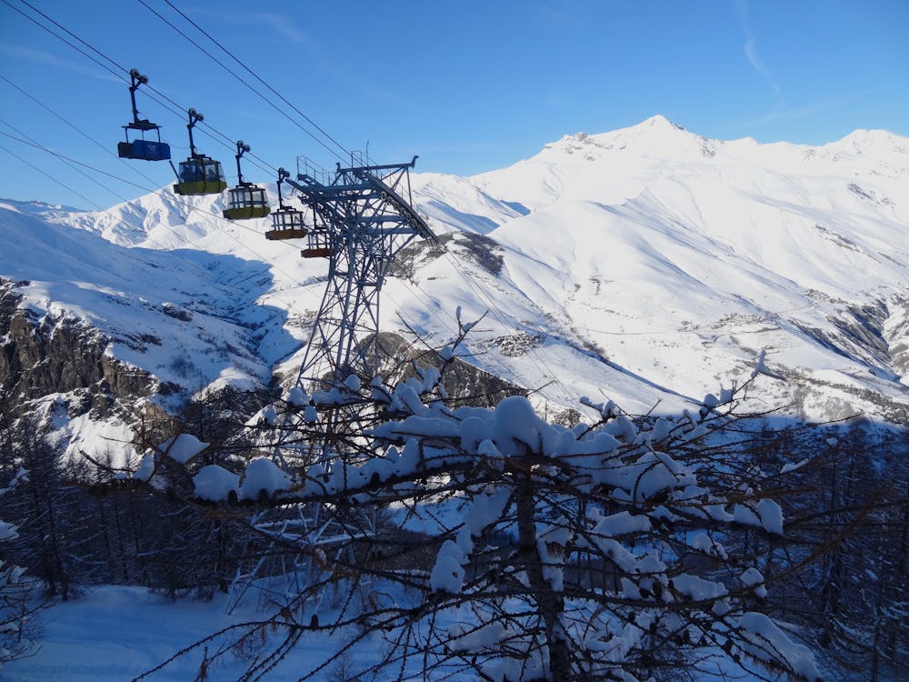 One lift, huge mountains. La Grave in a nutshell.