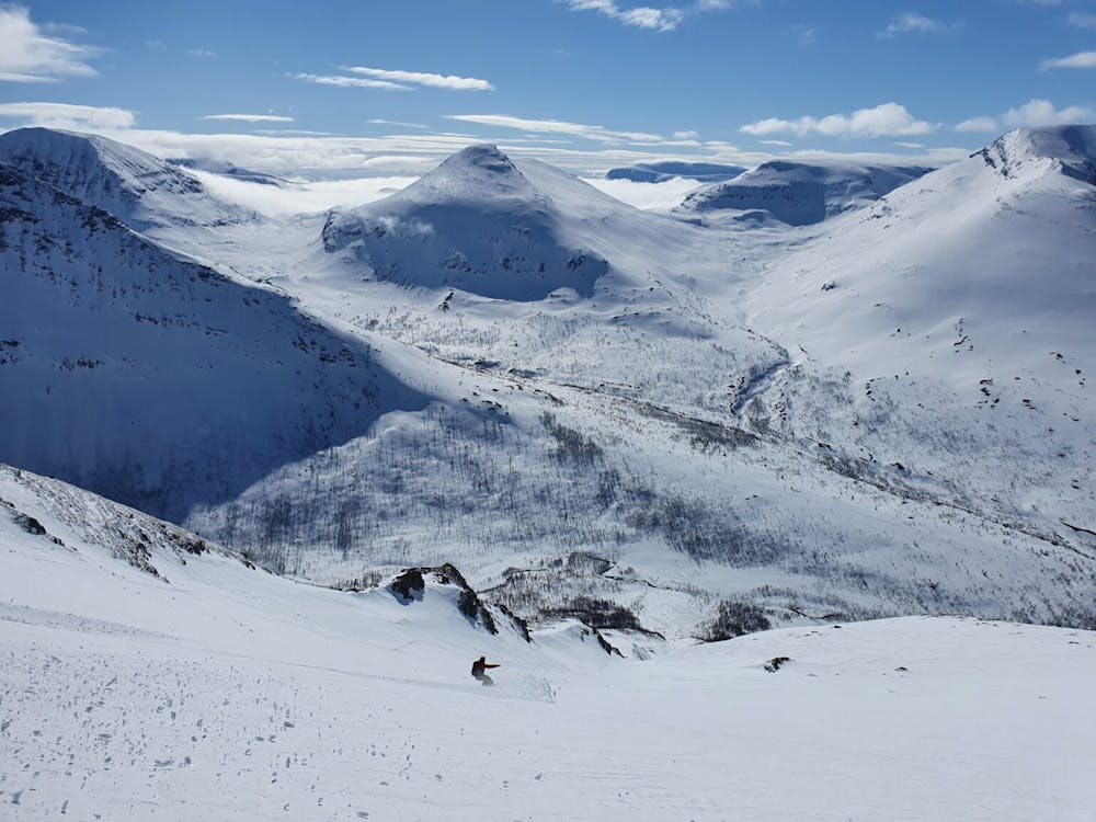 Snowboarding down the South slopes of Tamokfjellet
