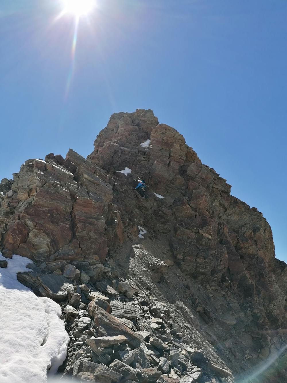 traversando in cresta, poca neve e arrampicata agile sulle roccette